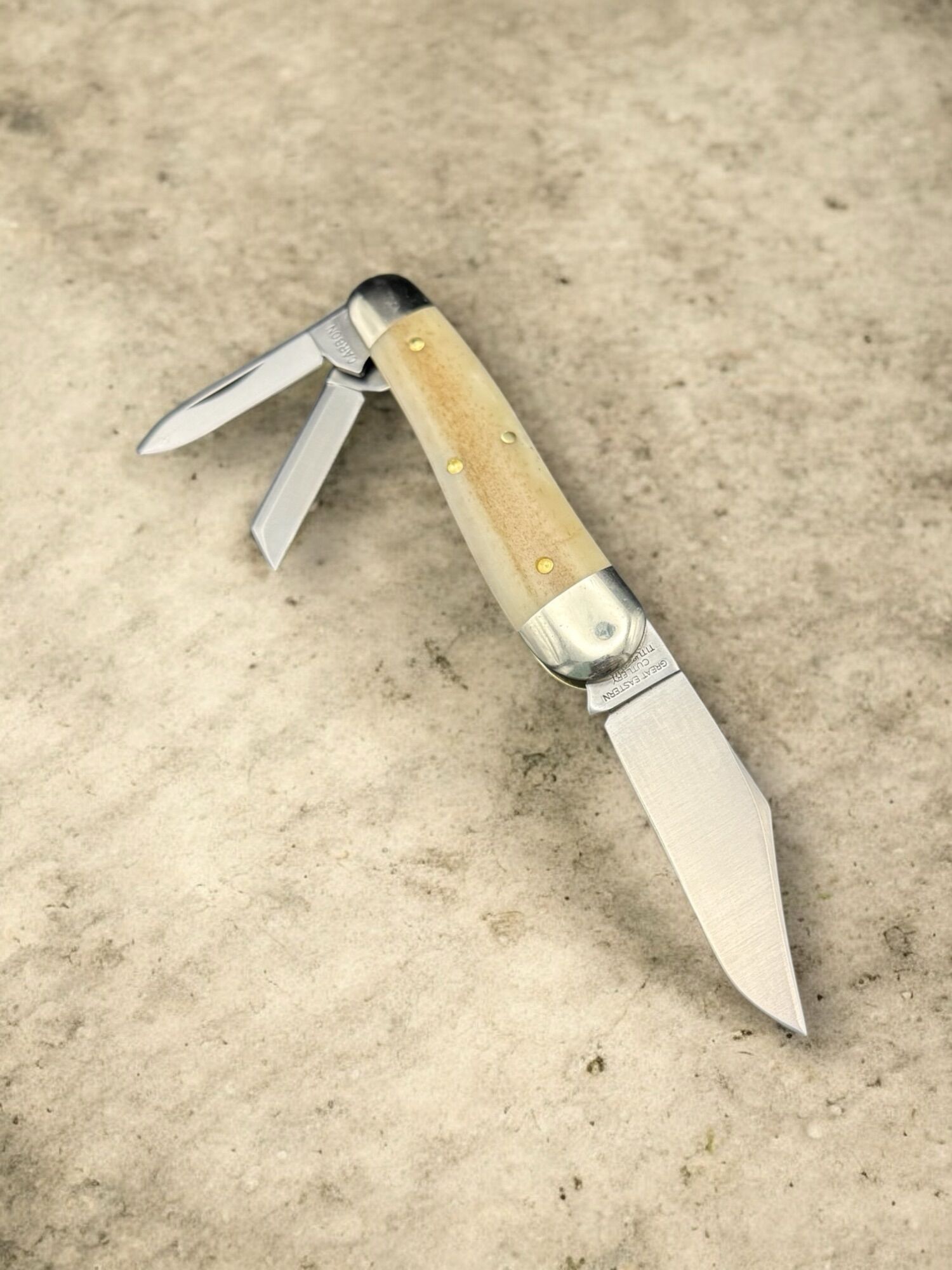 Great Eastern Cutlery GEC #571326 - Tidioute Cutlery 1095 Carbon Steel Geppetto Whittler Sandstone Smooth Bone – Bild 3