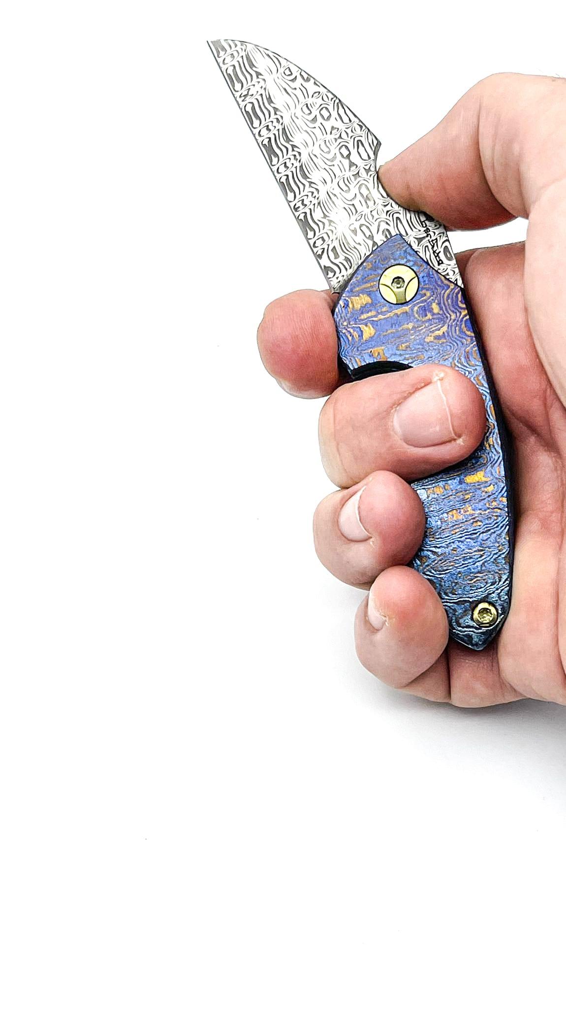 NAVAJAS BARBUDO, Magallanes Cigar Cutter Friction Folder, DAMASTEEL NIDHOGG , TIMASKUS, GELBE SCHRAUBEN & SCHWARZER SPACER, handgemacht FULL CUSTOM / No. 31 – Bild 7