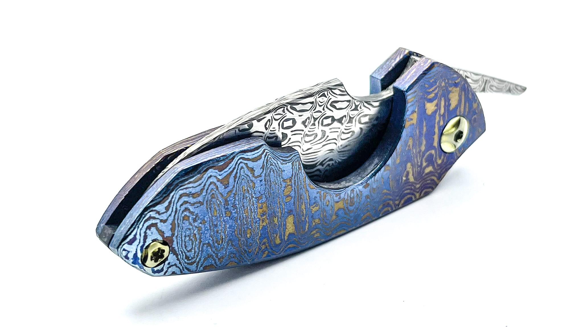 NAVAJAS BARBUDO, Magallanes Cigar Cutter Friction Folder, DAMASTEEL NIDHOGG , TIMASKUS, GELBE SCHRAUBEN & SCHWARZER SPACER, handgemacht FULL CUSTOM / No. 31 – Bild 4