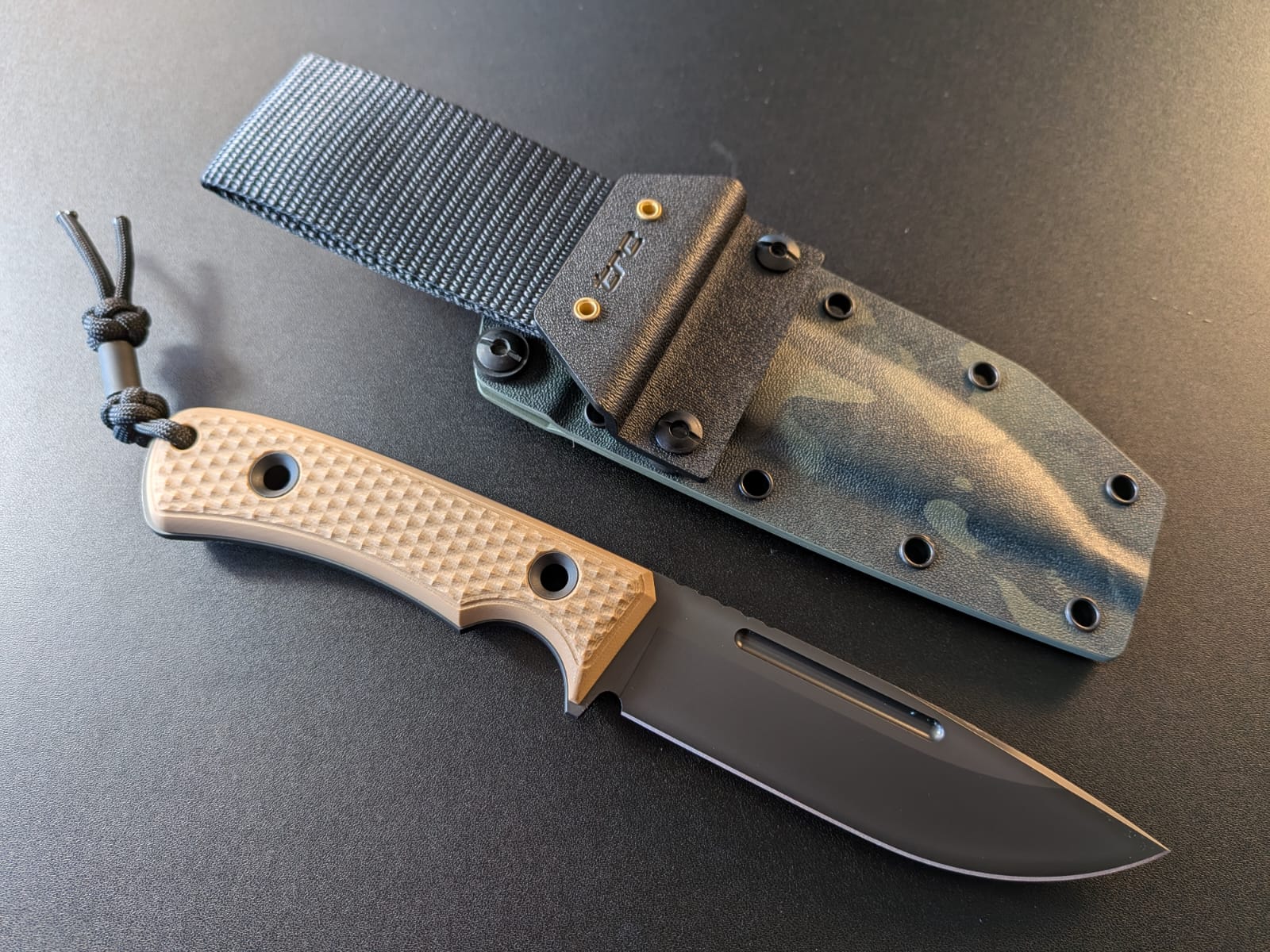 TRC Knives | South Pole | V4E, DLC-Finish, Coyote G-10 & Multicam Black Kydex Sheath – Bild 7
