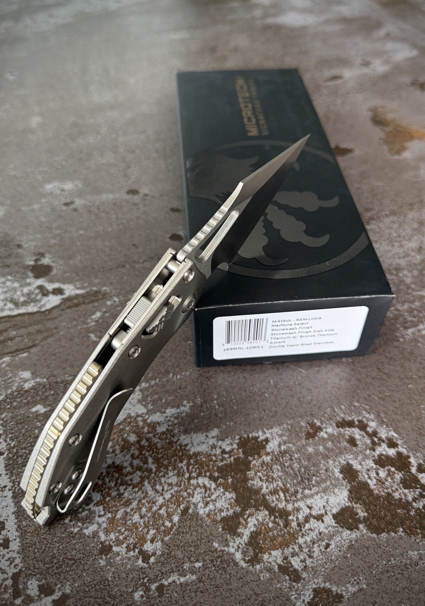 Microtech | M-STITCH (Mini Stitch) | RAM-LOK® Marfione Select – Stonewash Titanium | Bronze Accent | Double Vapor Blast Stainless Steel – Bild 6