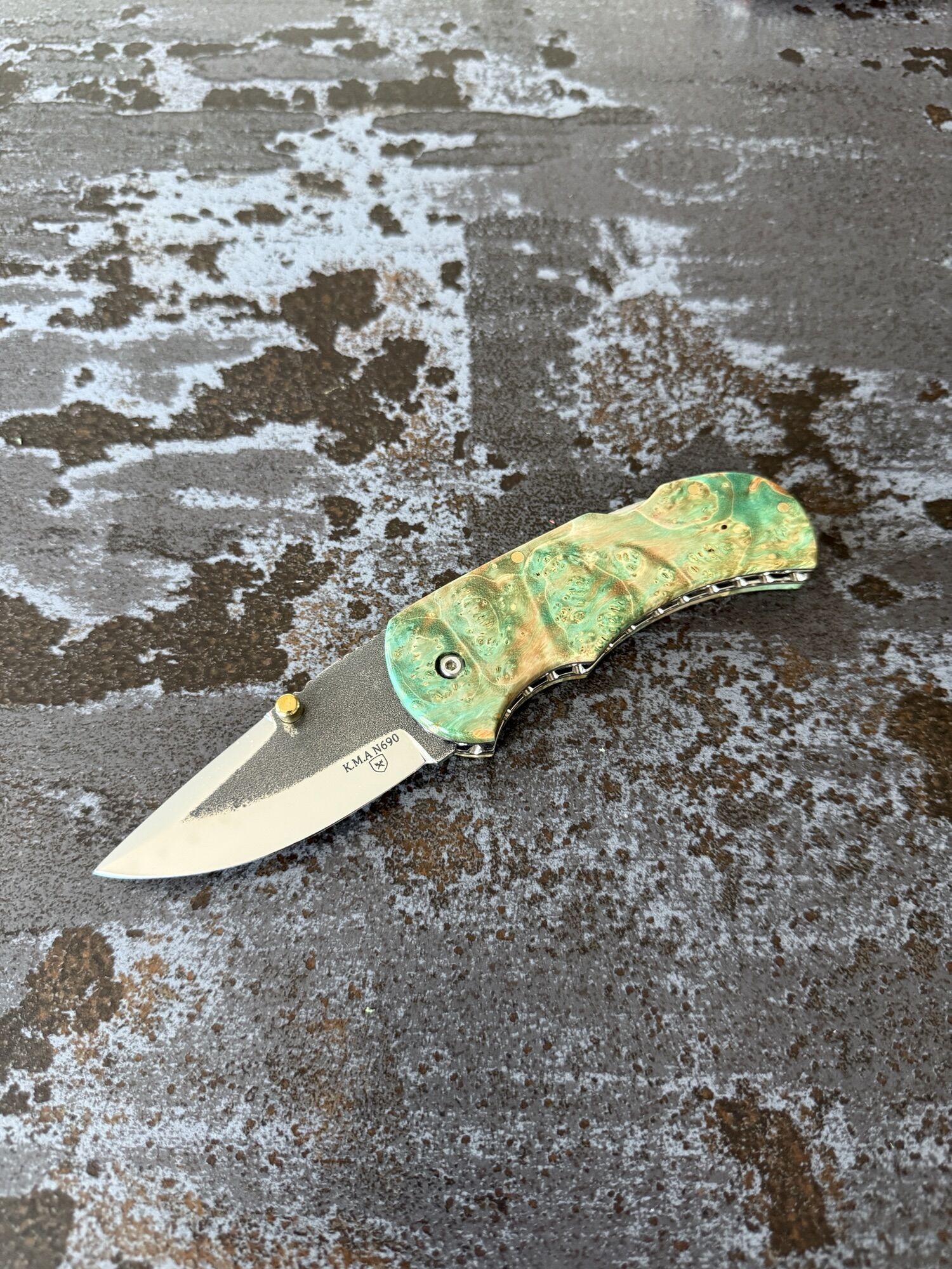 TFG | K.M.A. USTA BACKLOCK | Burl | Hand Finished Guilloché - N690 Semi Mirror Polish – Bild 4