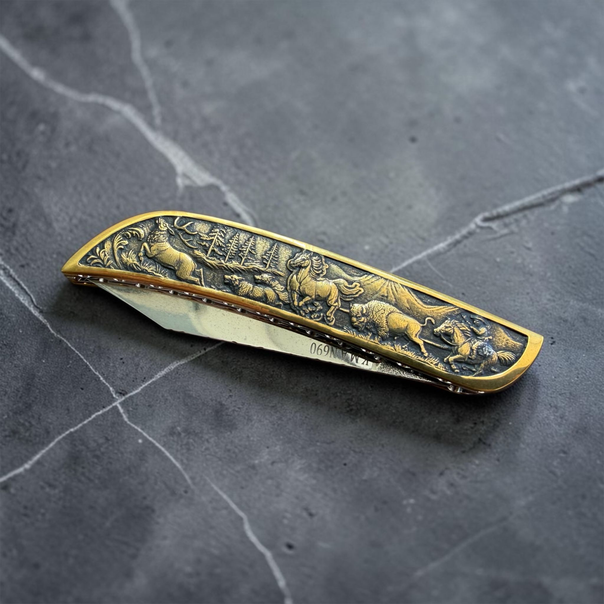 TFG | K.M.A MASTER WORK Hunt Gold | Hand Finished Guilloché - Slipjoint N690 Semi Mirror Polish - gravierter Griff – Bild 4