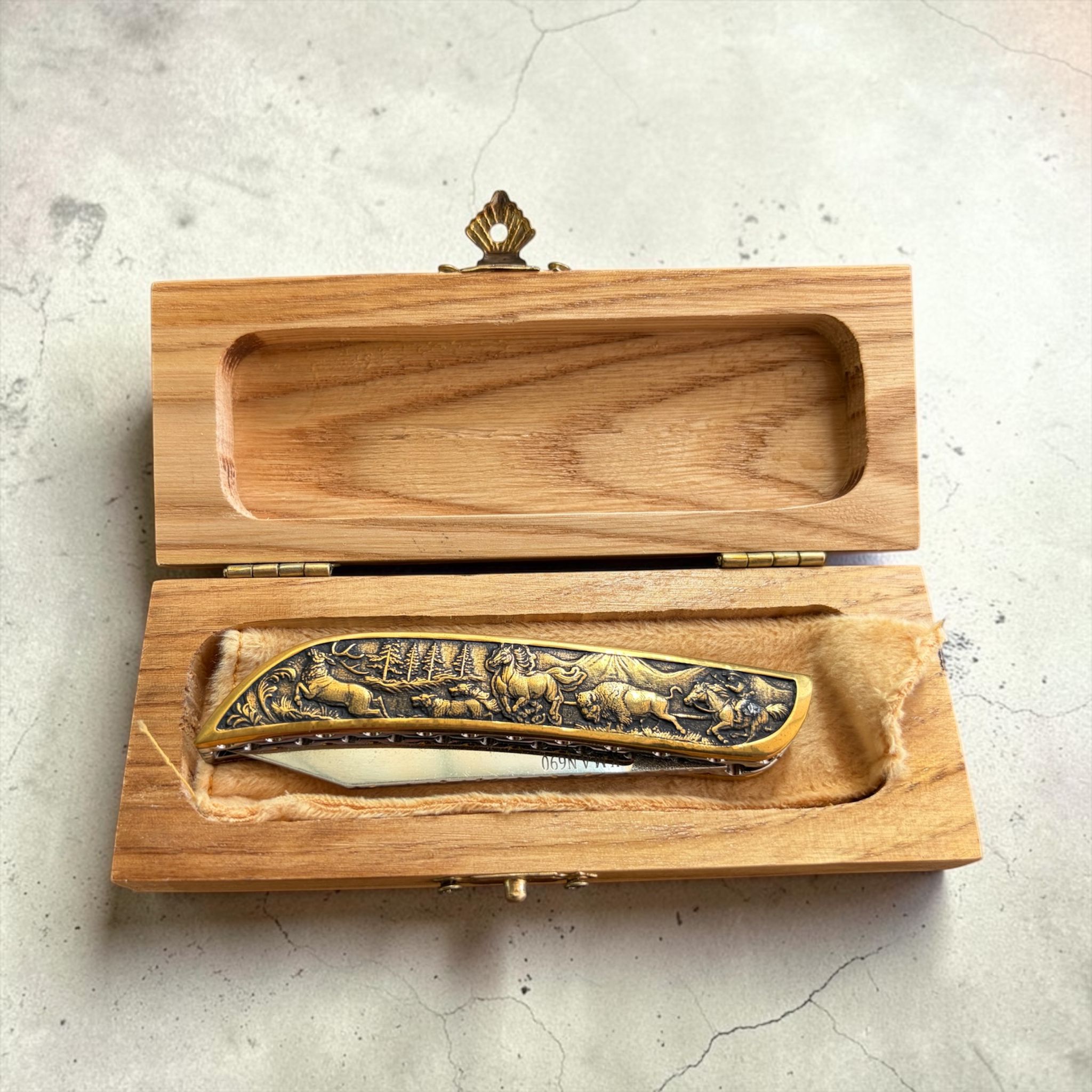TFG | K.M.A MASTER WORK Hunt Gold | Hand Finished Guilloché - Slipjoint N690 Semi Mirror Polish - gravierter Griff – Bild 6