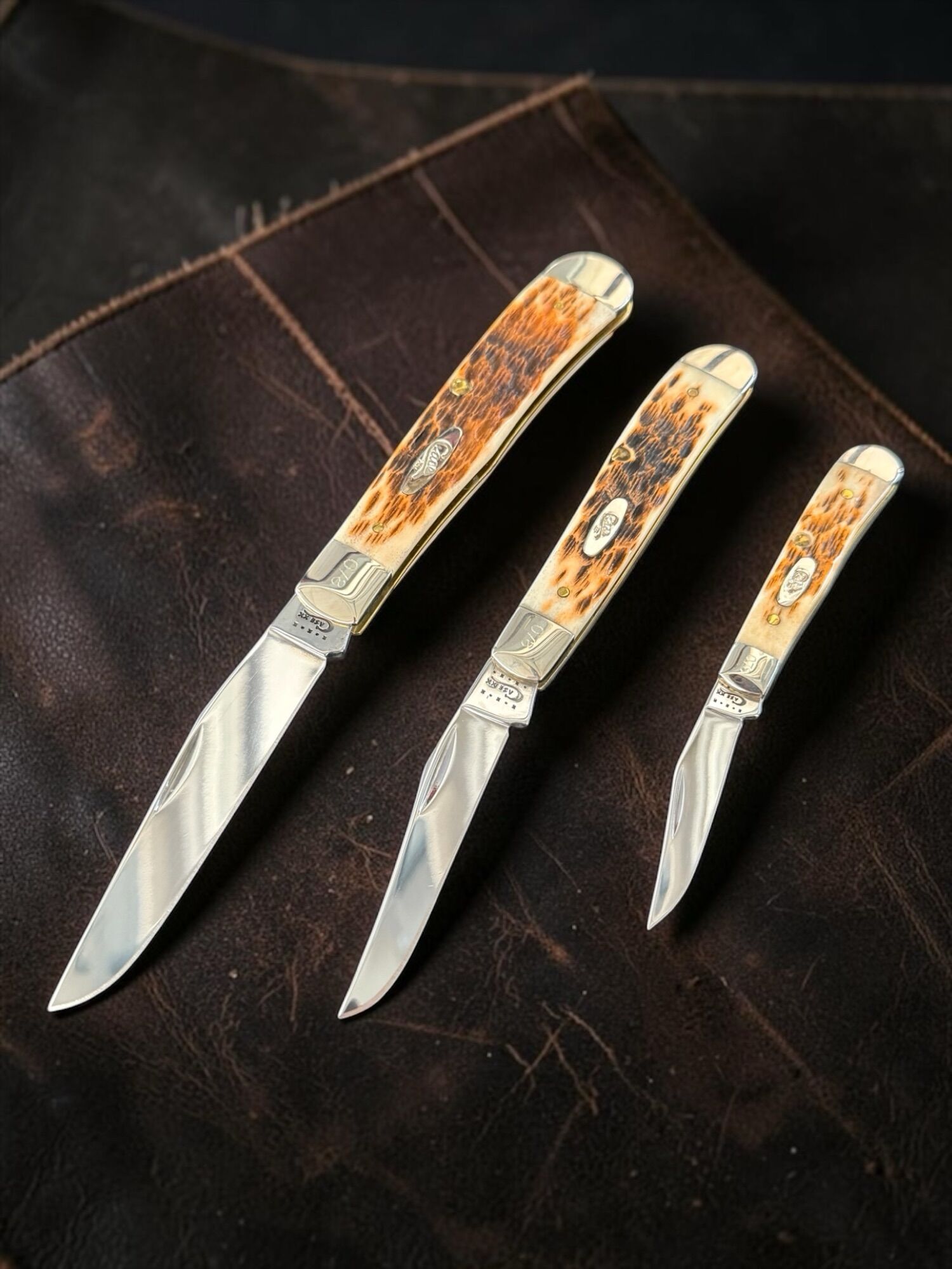 CASE KNIVES | Trapper collector’s set with wooden display case | Amber Bone - xx/100 - Image 2