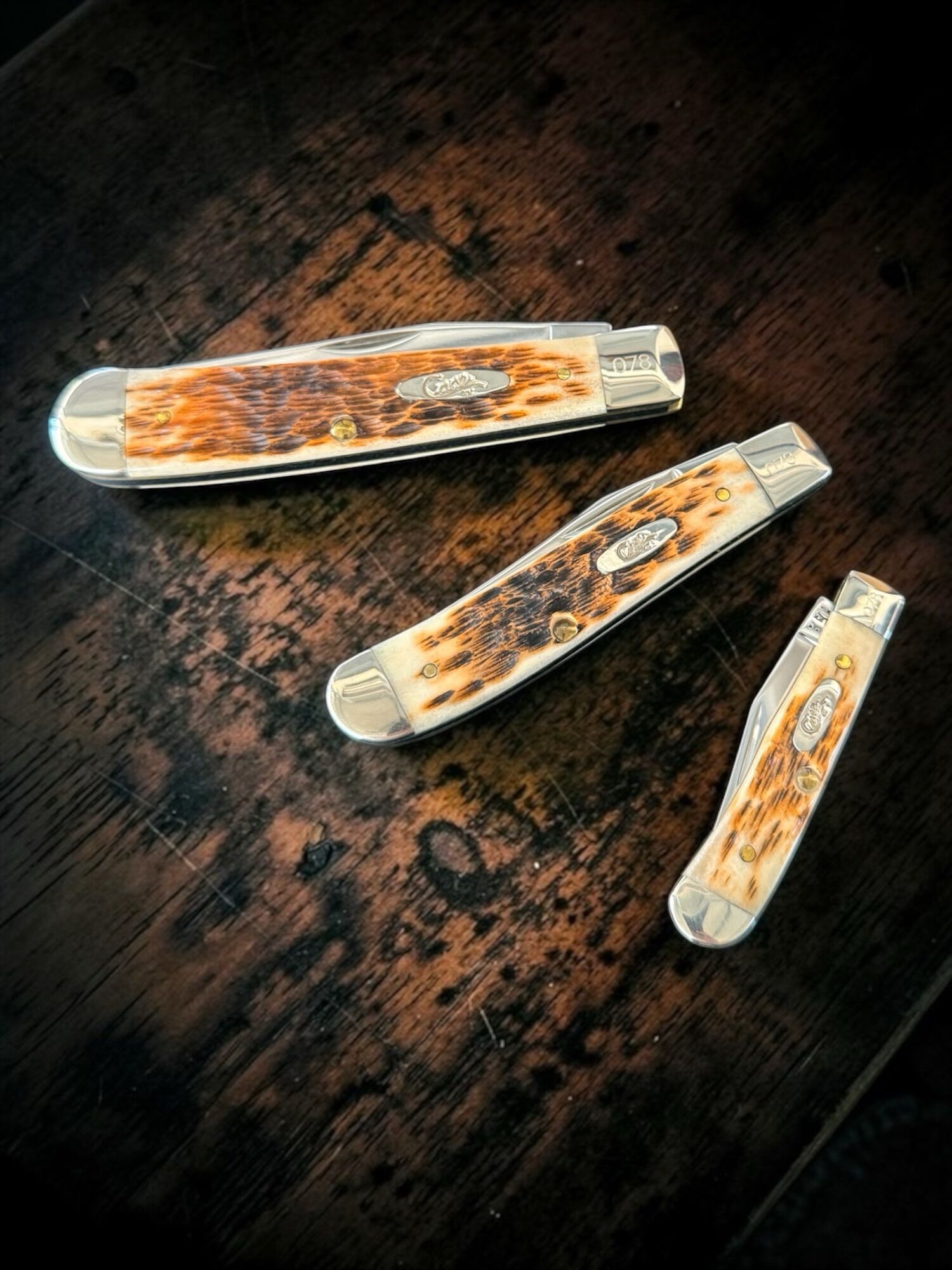 CASE KNIVES | Trapper collector’s set with wooden display case | Amber Bone - xx/100 - Image 3
